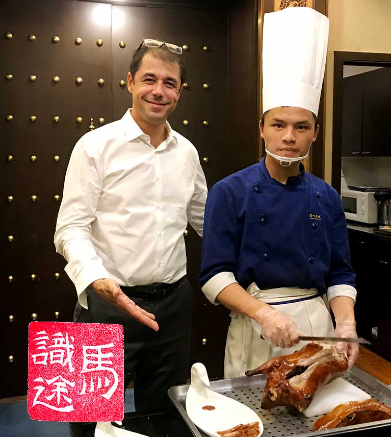 Le Dr SMARRITO prend un cours de découpe du canard laqué à PEKIN...à la table du Pr WANG.